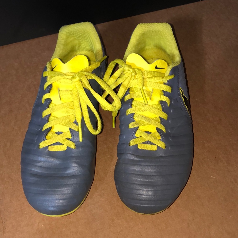 Nike Soccer Cleat Youth Size 3.5